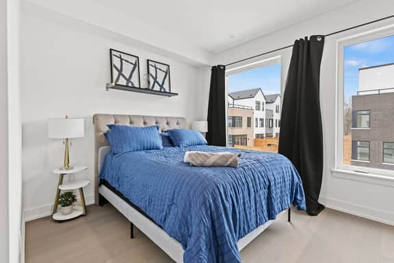 Luxury Townhouse w/ Deck Near FIFA Toronto - Image 4