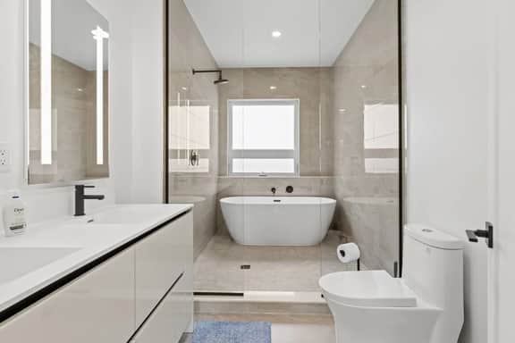 Luxury Townhouse w/ Deck Near FIFA Toronto - Image 5