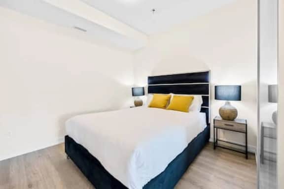 Stylish 3BR Penthouse with Stunning City Views - Image 2