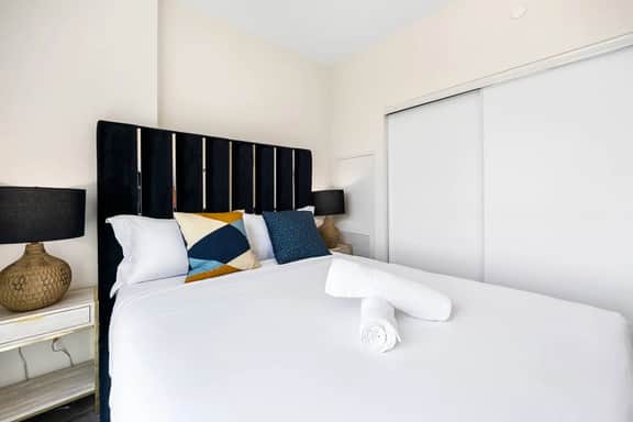 2-Level 3BR SkyLoft • City Views • Huge Terrace - Image 5