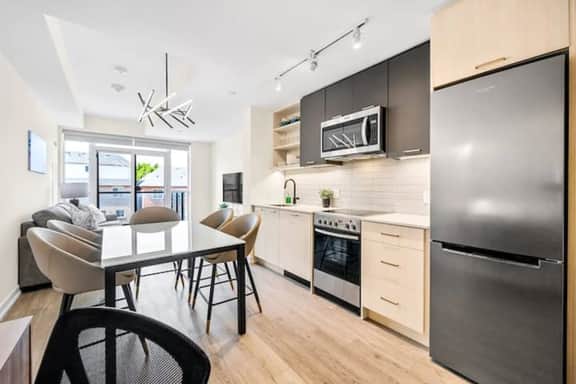 Stylish 3BR Apt | Gorgeous City Views - Image 4