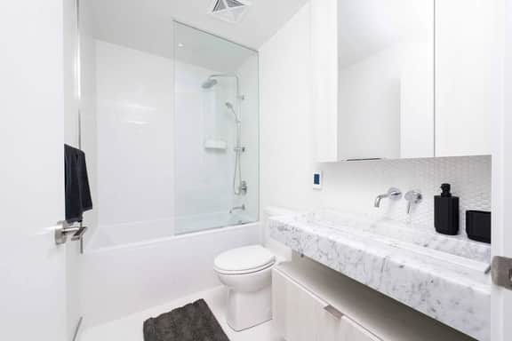 Luxury 1BR Apartment in Heart of Yorkville - Image 4
