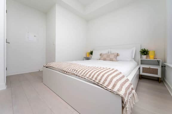 Luxury 1BR Apartment in Heart of Yorkville - Image 3