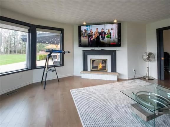 10 Acre Luxury Lakehouse Private Beach TV Room - Image 1