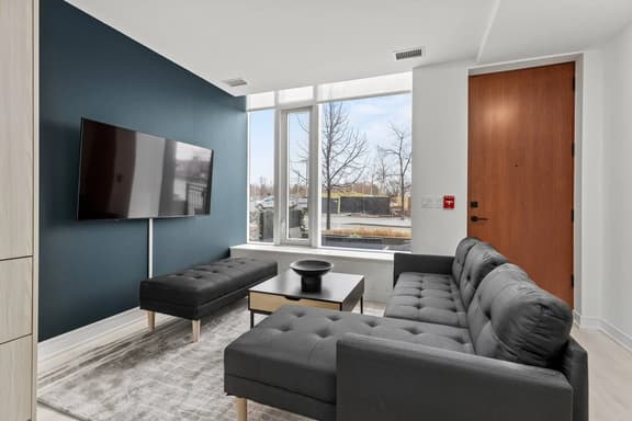 Modern 3BR/2.5BT Home + Free Parking - Image 1