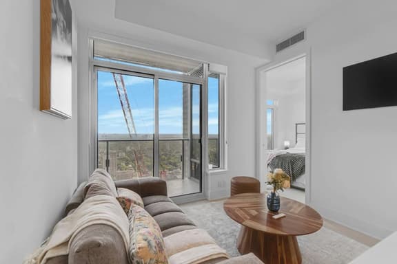 Elegant 1BR Yorkville Suite | City Views - Image 1