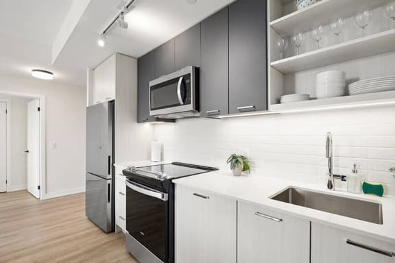 Luxury 4BR Apartment | Stunning Skyline Views - Image 1