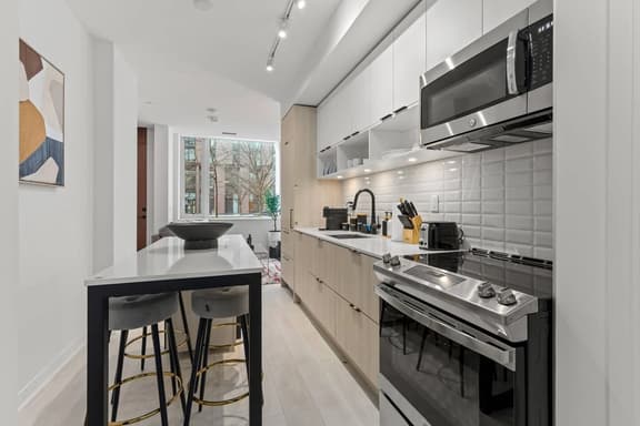 Stylish Townhouse Near Distillery | Patio-Parking - Image 1