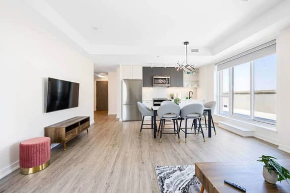 Bright and Cozy 3-Bedroom Home with City Views - Image 1