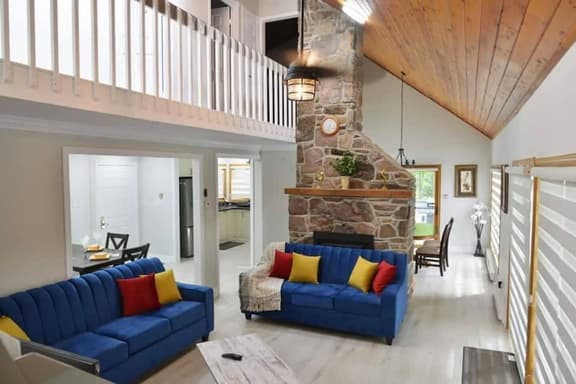 Relaxing 4BR Lake Escape with Patio & BBQ Area - Image 1