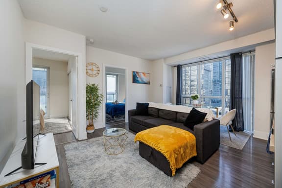 Bright 3BR Condo w/ Roger Centre & Skyline Views - Image 1