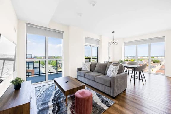 Bright 4BR Loft with City Outlook - Image 1
