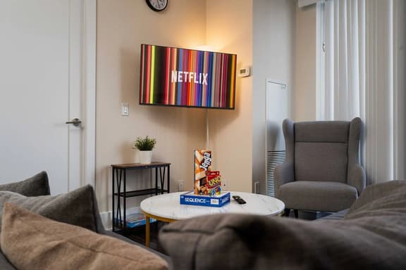 Bright 3BR Near Rogers Centre w/ Free Parking - Image 1