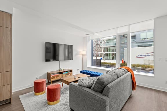 2-Storey 4BDR 3BTH Townhouse in Downtown Toronto - Image 1