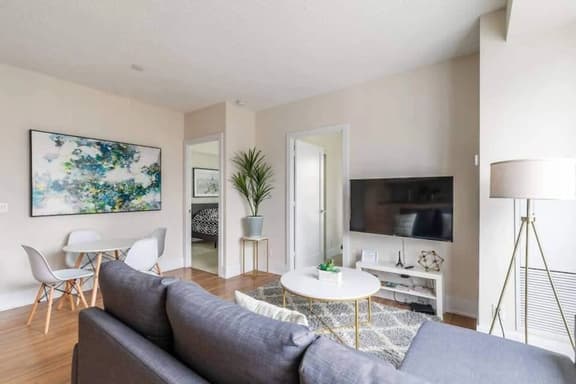 Luxury 3BR near downtown Toronto with free parking - Image 1
