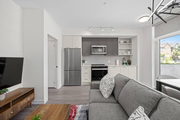 Stylish 3BR Townhome w/ Parking - Image 1