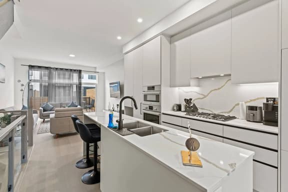 Luxury Townhouse w/ Deck Near FIFA Toronto - Image 1