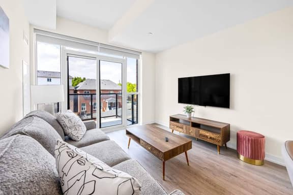 Stylish 3BR Apt | Gorgeous City Views - Image 1