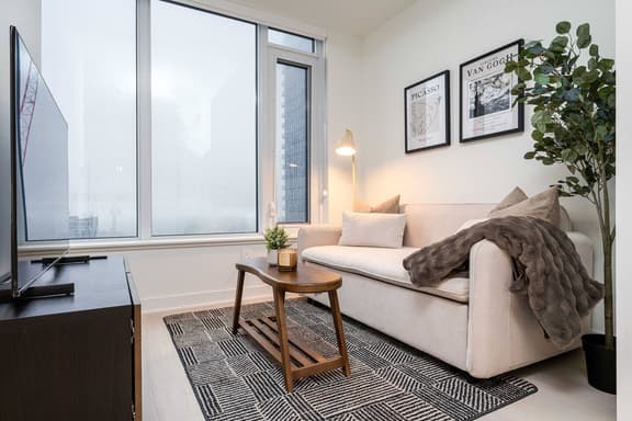 Luxury 1BR Apartment in Heart of Yorkville - Image 1